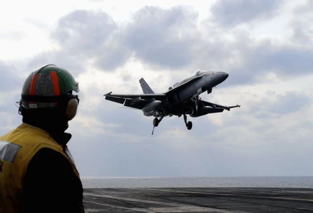 Κεραυνός χτυπά μαχητικό F-18 -Δείτε το βίντεο από την κάμερα στο κόκπιτ